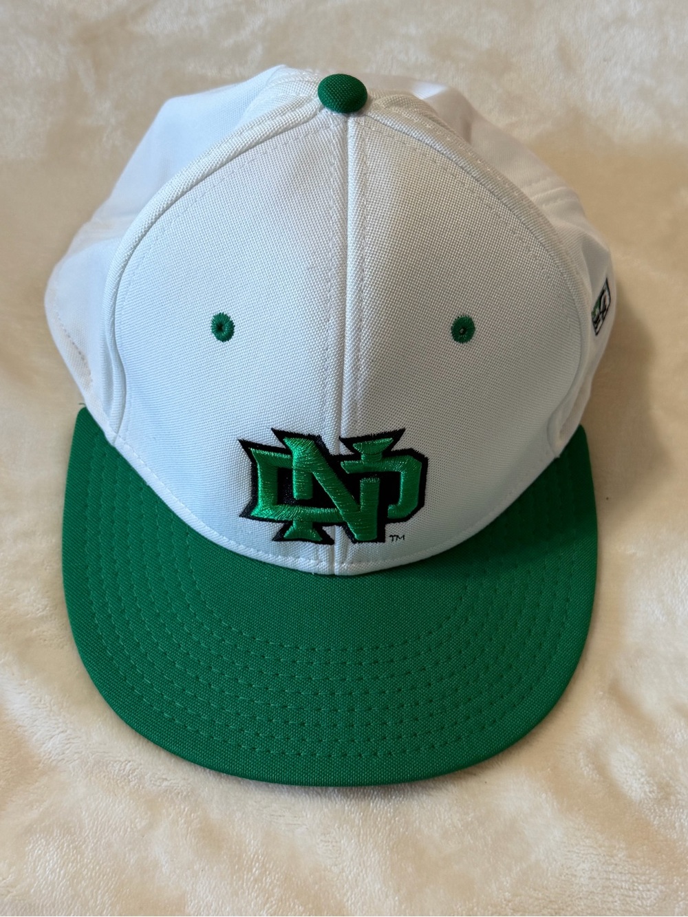 UND North Dakota Fighting Hawks The Game Pro A-Flex Fitted Hat Size L unisex